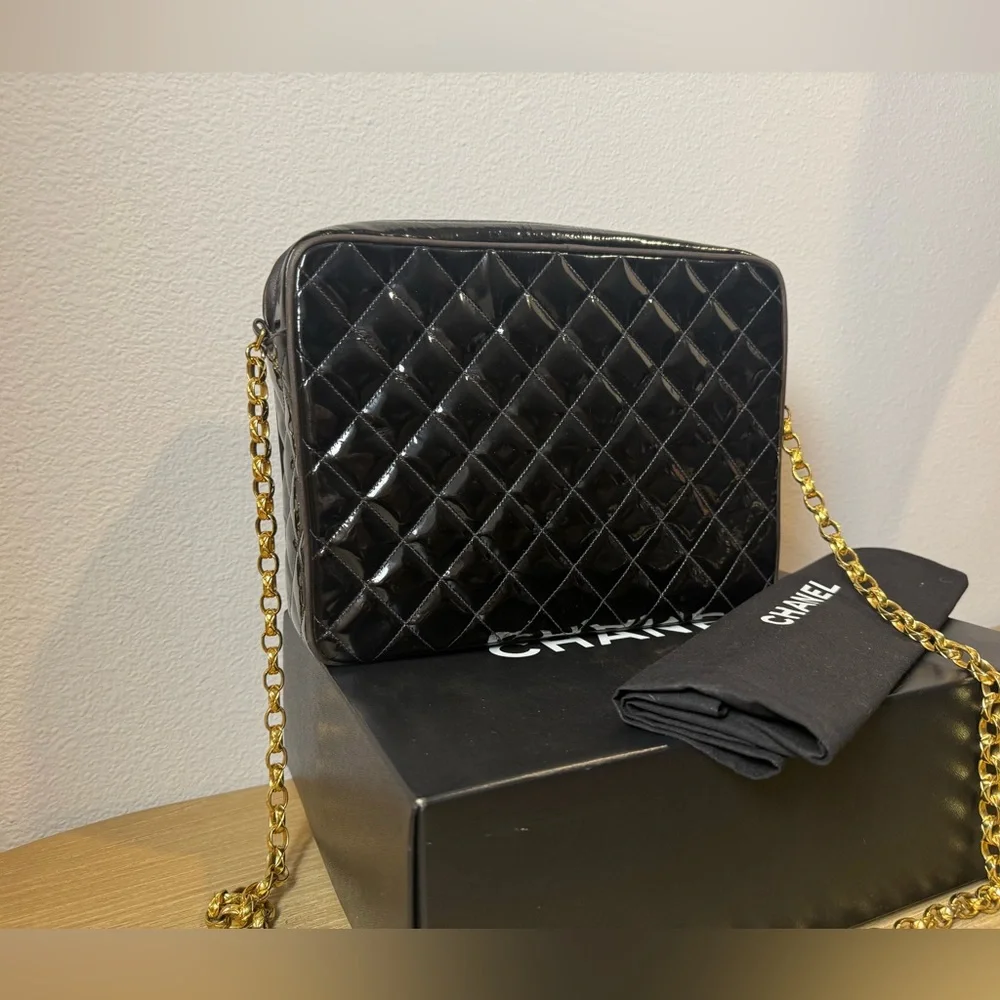 CHANEL vintage Large pocket quilted camera bag - Picture 8 of 12
